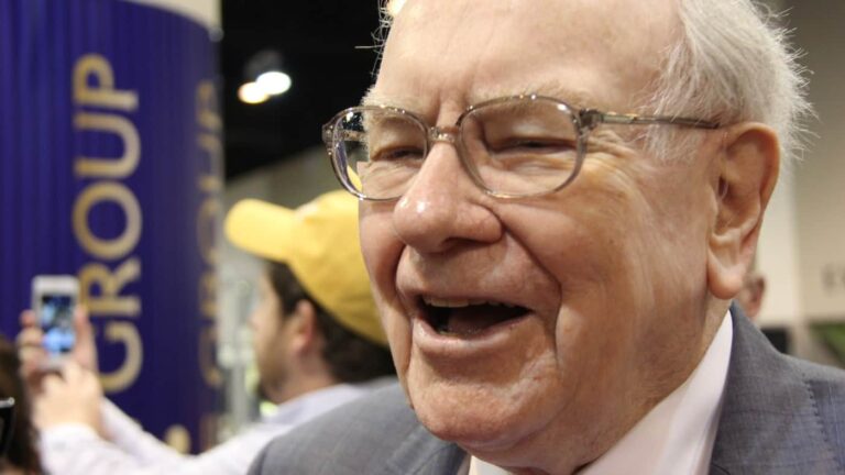 What FTSE 100 stock might Warren Buffett think was cheap in 2025?