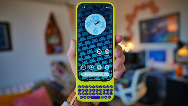 Turn your Android into a BlackBerry with the Clicks Keyboard