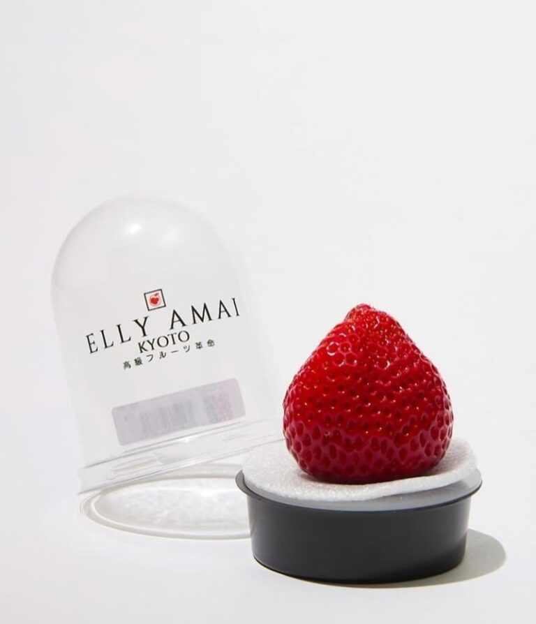 Luxurious Single Strawberries : Elly Amai.