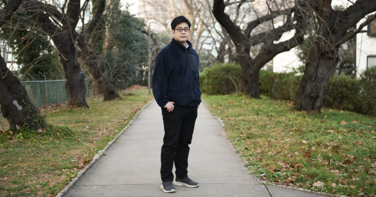 In Japan, a Journalist Takes a Stand by Striking Out on His Own
