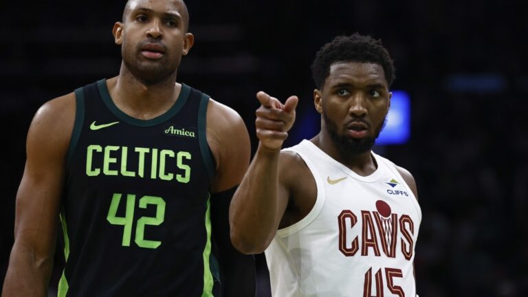 LOOK: Donovan Mitchell points to teammate and other pictures of the day in the NBA