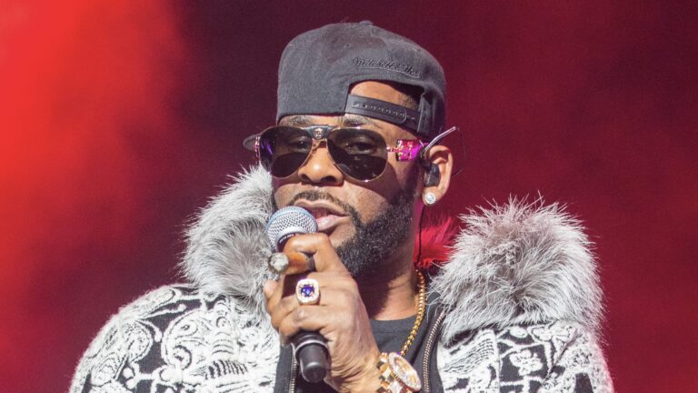 R. Kelly Hops On ‘Residuals’ Challenge, Social Reacts (LISTEN)