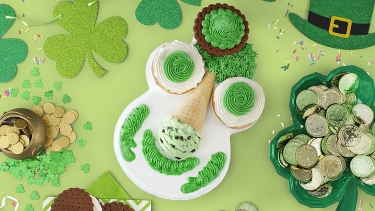 Shamrock-Inspired Frog Cakes : cookie o puss