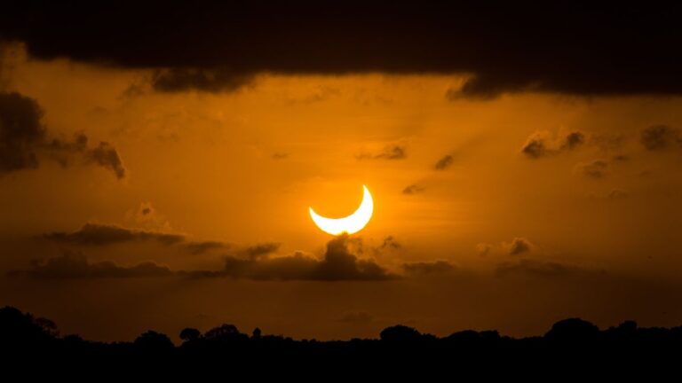 Partial solar eclipse 1 month away — The moon will take a ‘bite’ out of the sun on March 29