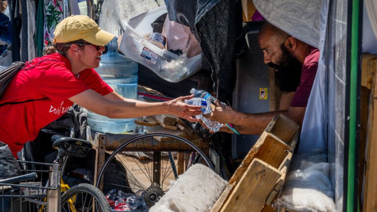 Four ways your community can save lives during this summer’s heat waves  » Yale Climate Connections