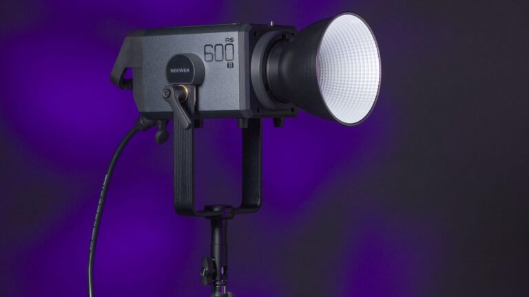 Neewer AS600B: A very bright LED