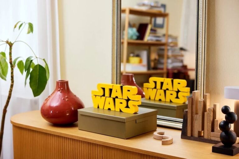 Sci-Fi Franchise Logo Puzzles : Brick-Built Star Wars Logo