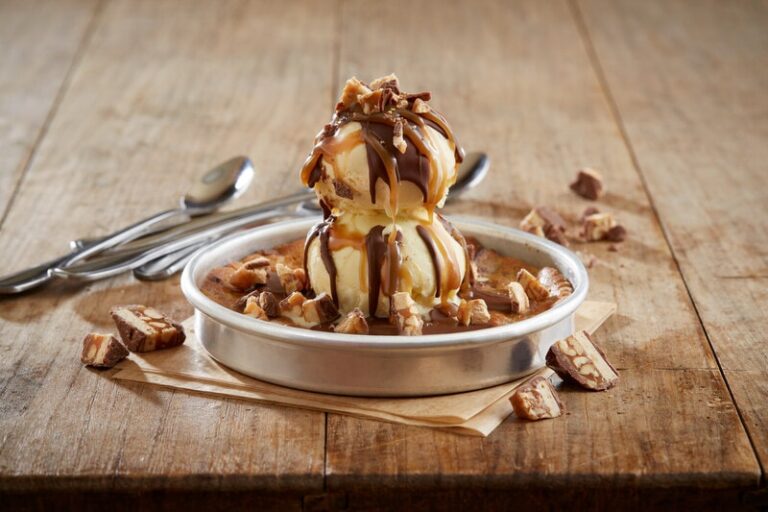 Candy Bar Skillet Cookies : snickers Pizookie
