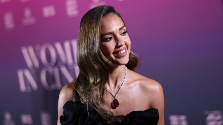 Jessica Alba Spotted on PDA-Filled Date: Who is She Seeing?