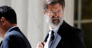 Edwin Kneedler, a ‘Citizen Lawyer,’ Gets a Standing Ovation at the Supreme Court