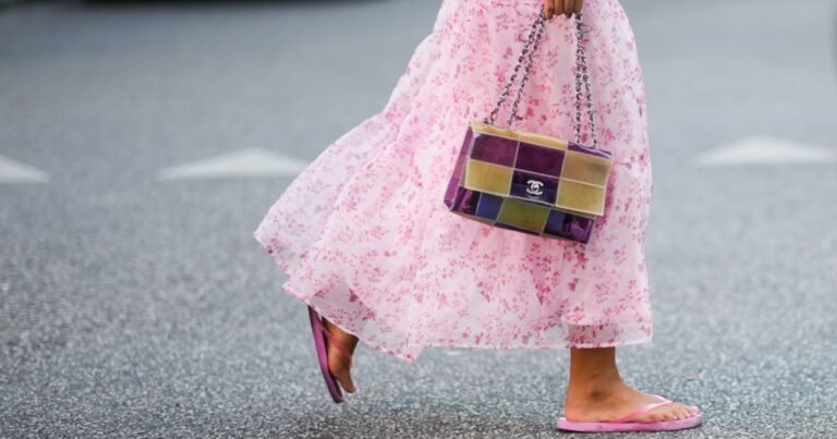 London Women Are Wearing This Flip-Flop Style on Repeat