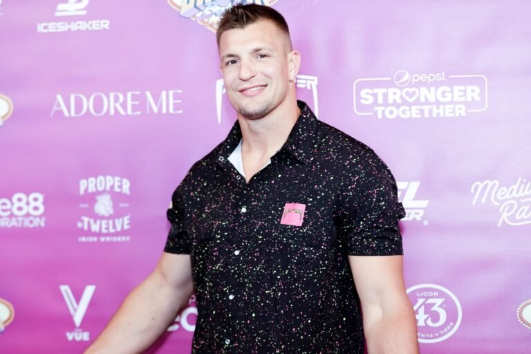 Aaron Hernandez May Have Masturbated During Patriots’ Team Meetings, Rob Gronkowski Claims