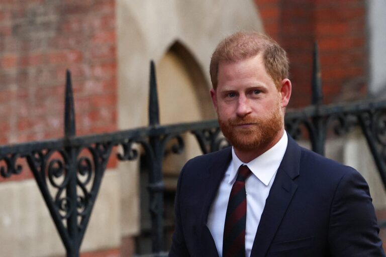 I Want Back in the Royal Family!
