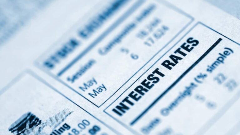 Interest rates drop to 4.25%! Can I now earn more with a Cash ISA or a Stocks and Shares ISA?