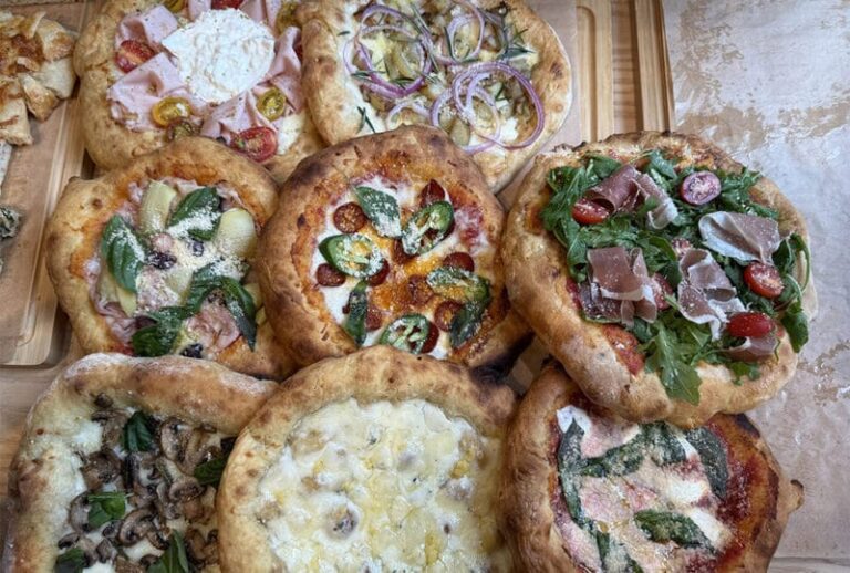 Artisanal Mini Pizzas : mini pizza