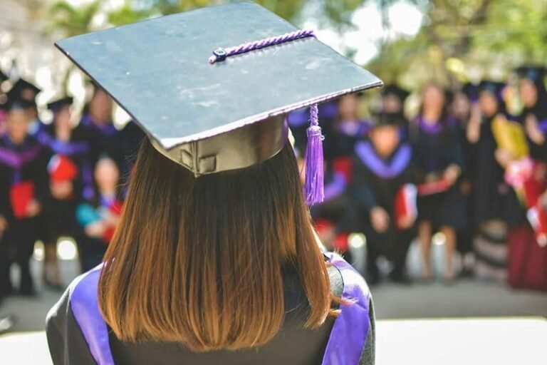 Healthcare Education-Focused Scholarships : bee healthy scholarship
