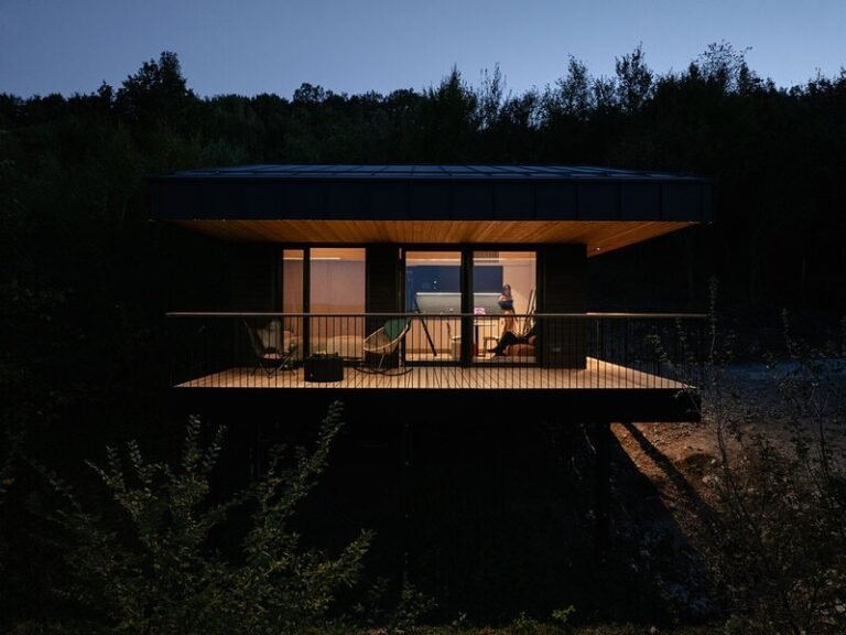 Nature-Nestled Mountain Retreats : console house