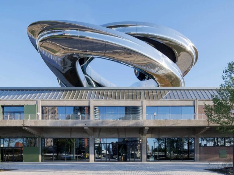 Multicultural Bright Historic Museums : Fenix Museum of Migration