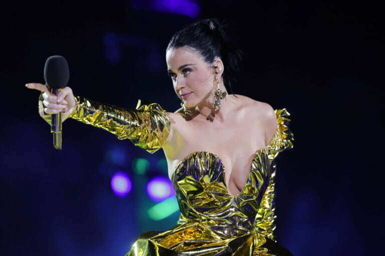 Fans Concerned as Katy Perry Breaks Down on Stage During Lifetimes Tour