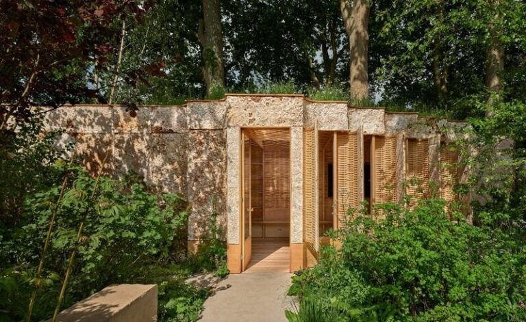 Mycelium-Clad Pavilion Housing : intelligent garden and building