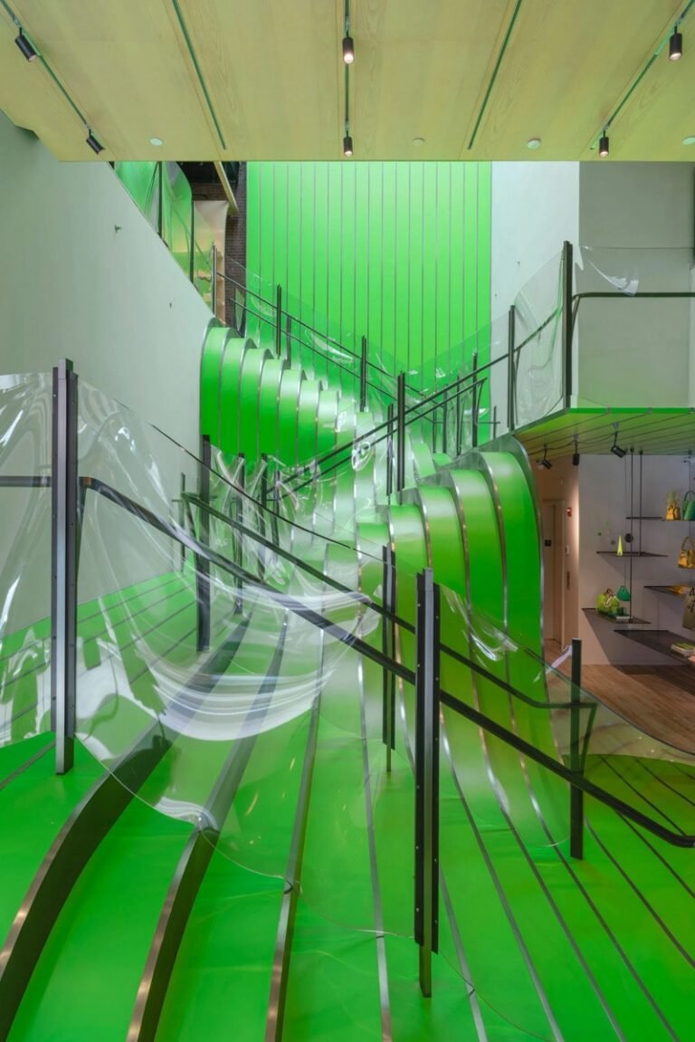 Energetic Green Retail Makeovers : longchamp store