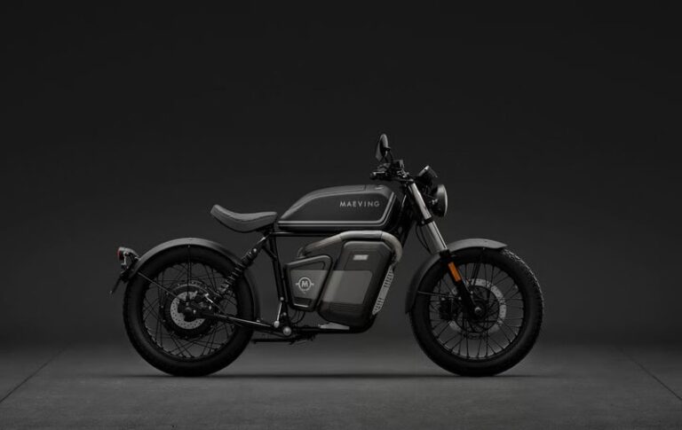 Darkly Demure Cafe Racers : Maeving RM1S Blackout