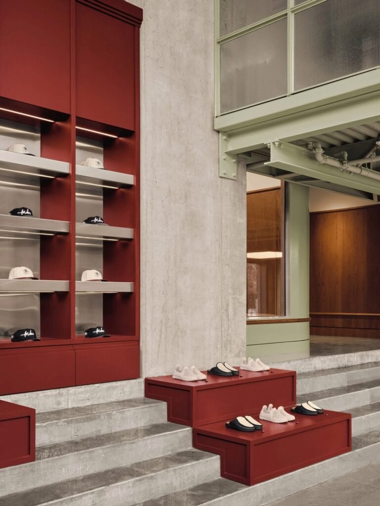 Golf-Inspired Textural Club Designs : Muni indoor golf club