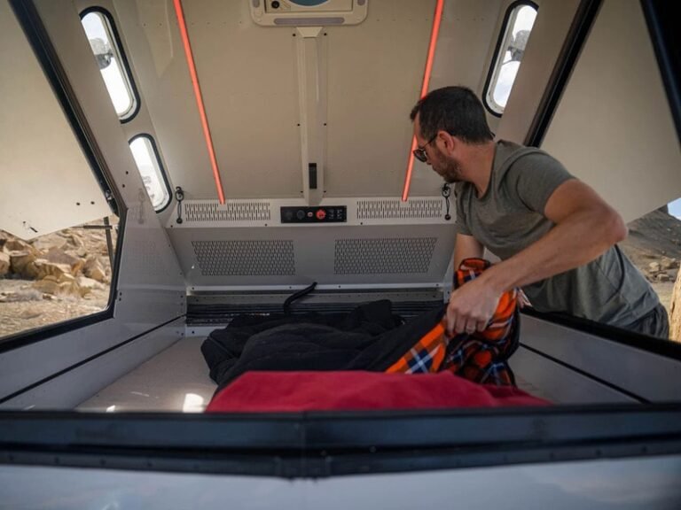 Overland Hardshell Rooftop Campers : skl