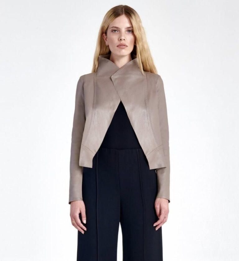 Versatile Sculptural Outerwear : Transhabit Collection