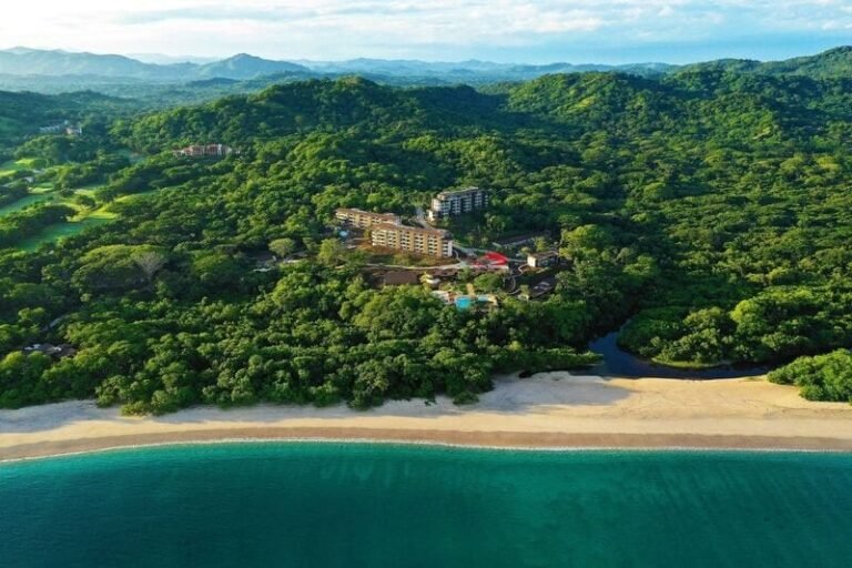 Clean the Sky – Lush Costa Rica Stays