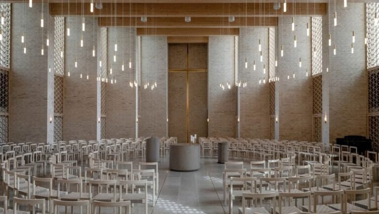 Reflection-Encouraging Cohesive Churches : Højvangen Church