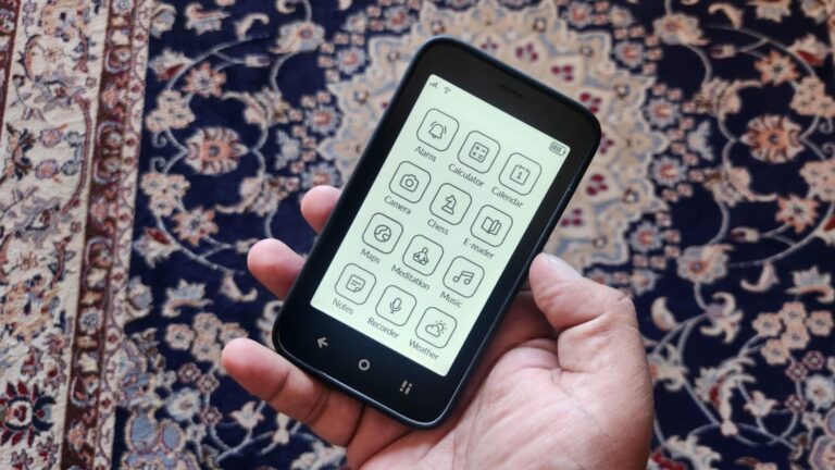 I tried this minimalist phone and it was a weird experience