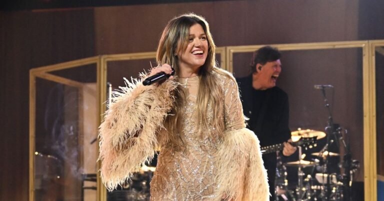 Kelly Clarkson Shares Honest Thoughts on Dating in the Spotlight