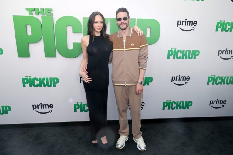 Elsie Hewitt Pregnant, Baby Bumpin on Red Carpet with Pete Davidson!