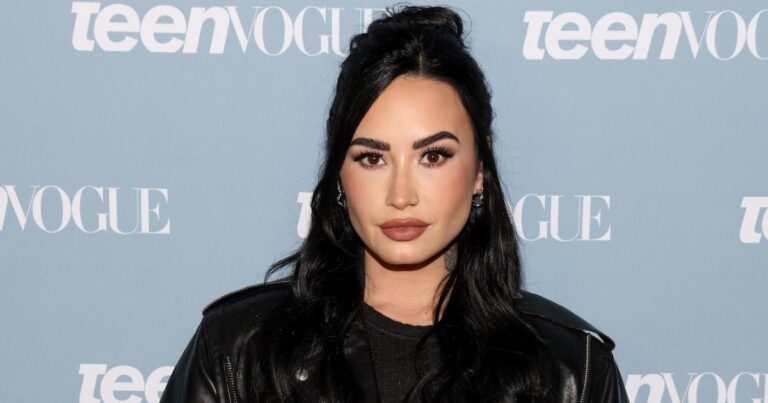 Demi Lovato Eating Frozen Yogurt Again at The Bigg Chill