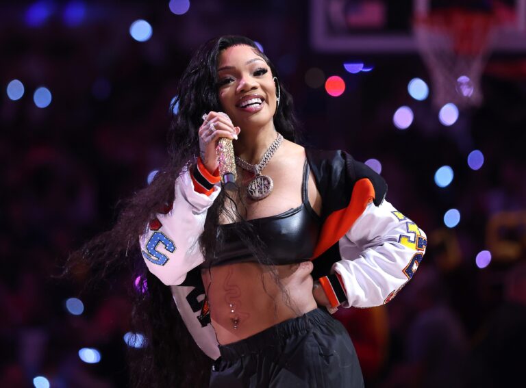 Fans React To Spicy Dance With Fan At ‘Glo Bash’ Show