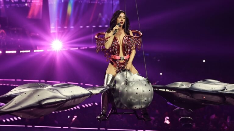 Katy Perry Suffers Mid-Air Prop Malfunction At San Francisco Show