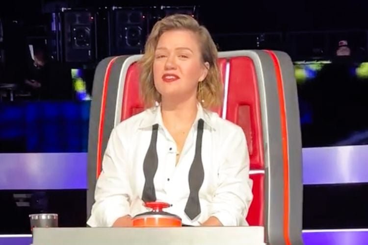 Kelly Clarkson Debuts Shocking New Hairstyle on The Voice
