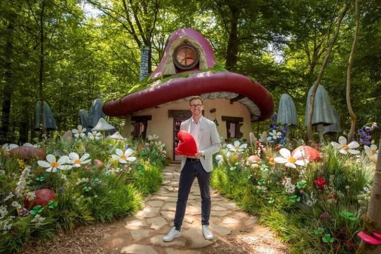 Animated Film Experiences : Airbnb Smurf Experience
