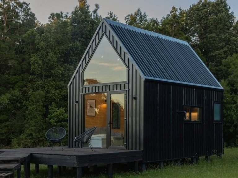 Minimalist Stealthy Luxe Retreats : auto cabin