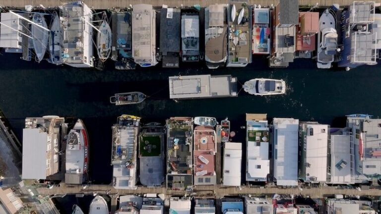 Sleek Compact Floating Homes : blatto boat