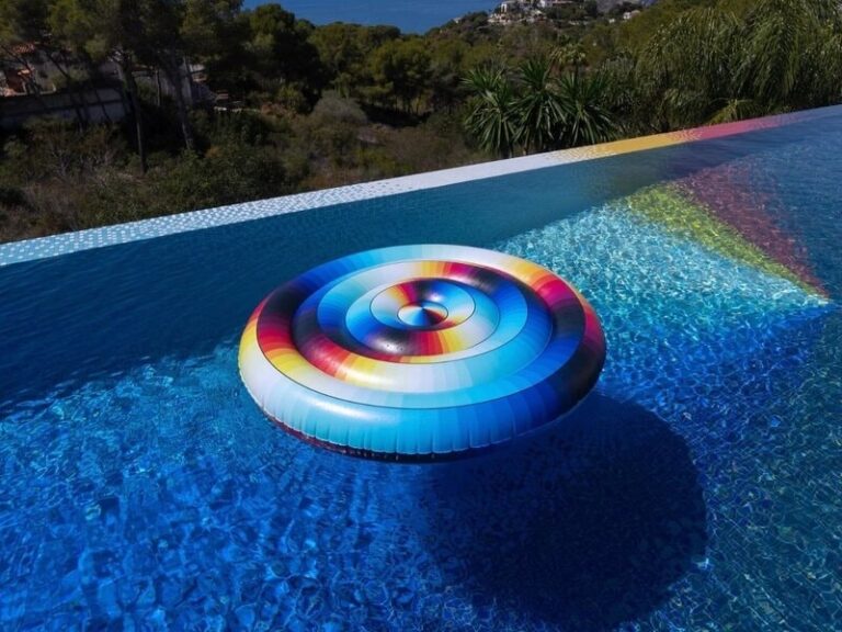 Colorful Poolside Art Inflatables : CDM30