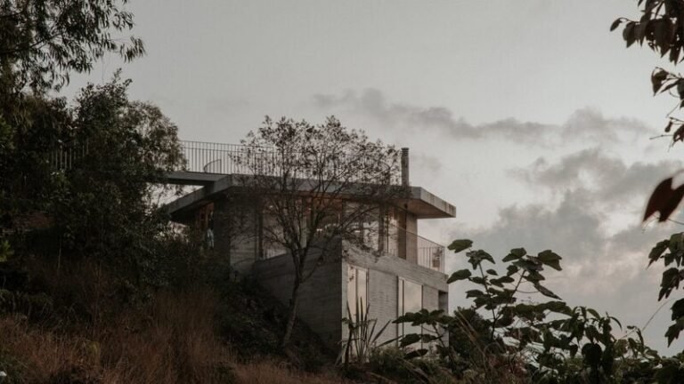 Hillside Concrete Retreats : concrete house 1