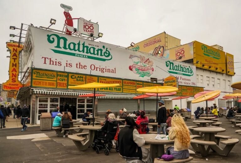 Hot Dog Subway Campaigns : Follow the (F)rank Line