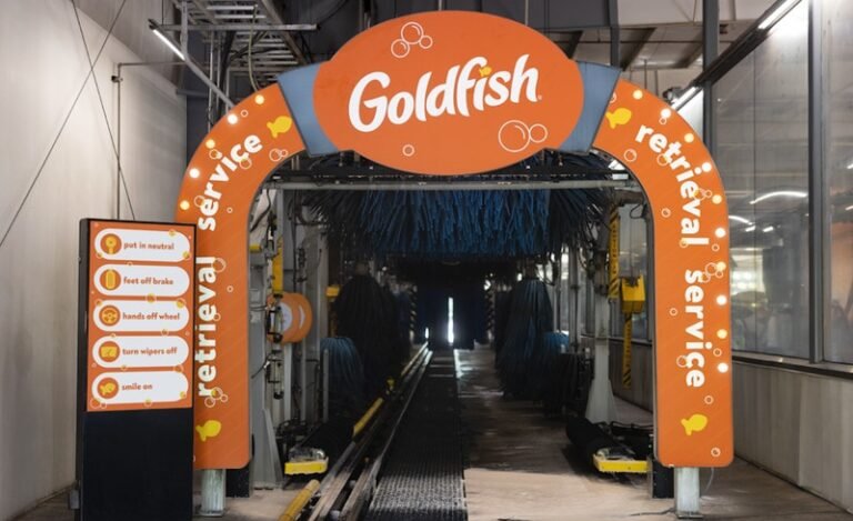 Cracker-Sponsored Car Washes : Goldfish car wash