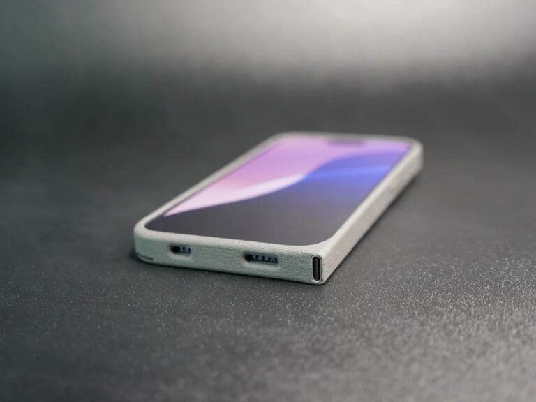 Backwards-Compatible Smartphone Cases : Obsoless iPhone case