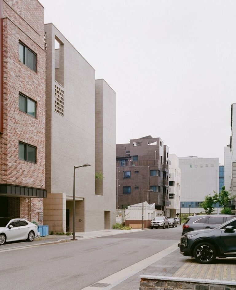 Tranquil Facade Housing Structures : raw house
