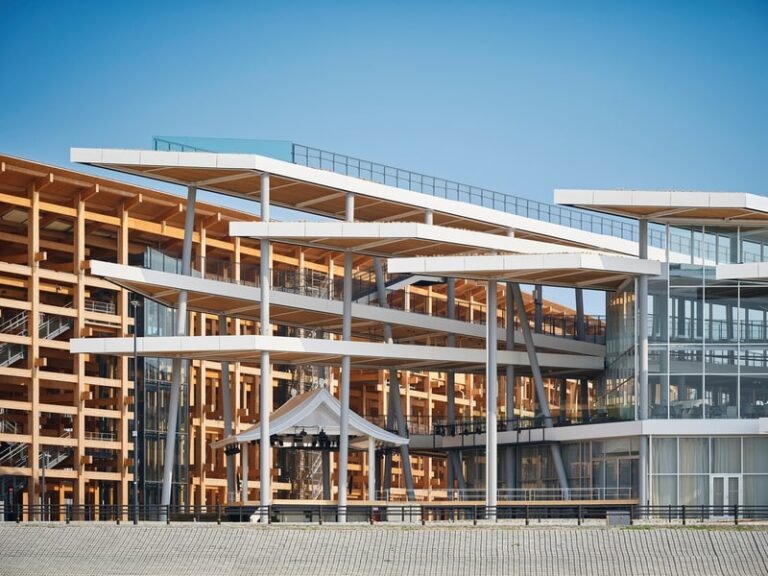 Multi-Functional Waterfront Complex Designs : Ray Garden