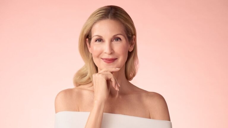 Kelly Rutherford Compares Her Style to ‘Gossip Girl’s’ Lily van der Woodsen and Spills What She Took from Set