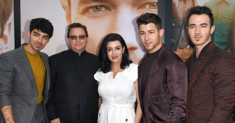 Jonas Brothers Throw Parents Surprise 40th Anniversary Party (Excl)